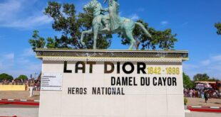 Statue représentant le héros Lat Dior et de son cheval Malaw à Thiès