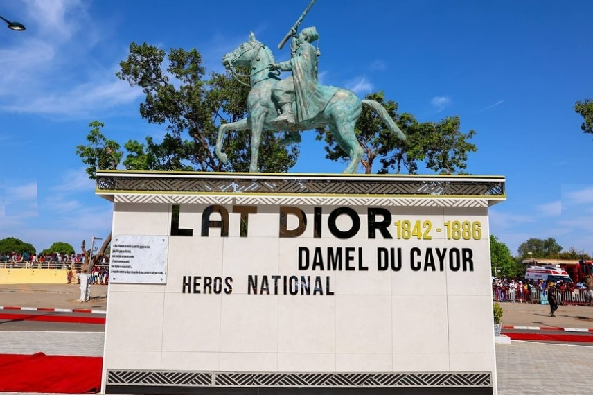 Statue représentant le héros Lat Dior et de son cheval Malaw à Thiès 