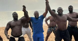 Kery James à la plage au Sénégal prend la pose aux côtés des lutteurs sénégalais