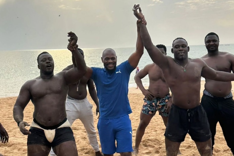 Kery James à la plage au Sénégal prend la pose aux côtés des lutteurs sénégalais