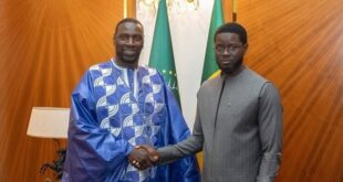 Vêtu d'un boubou traditionnel bleu, Omar Sy répond à l'invitation du président Bassirou Diomaye Faye au Palais présidentiel