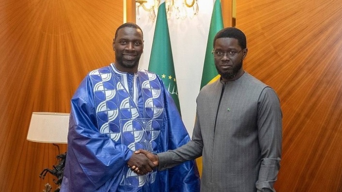 Vêtu d'un boubou traditionnel bleu, Omar Sy répond à l'invitation du président Bassirou Diomaye Faye au Palais présidentiel